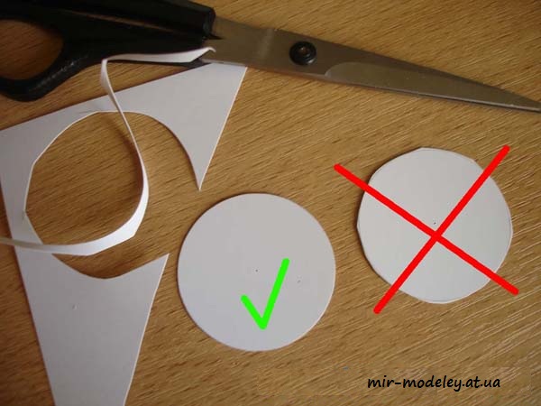 Саша вырезал из картона три круга. Вырезать круг из картона. Вырезать круги из бумаги. Вырезать ровный круг. Как вырезать ровный круг из бумаги.